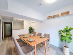 明るく広々とした空間に、温かみのある床材が調和しています。