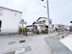 静かな街並みに佇む、穏やかな時間が流れる住まい