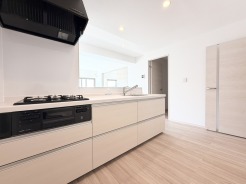 清潔感あふれる空間に、温かみのある木目調が心地よいアクセント。