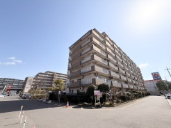 穏やかな空の下、佇むレジデンス