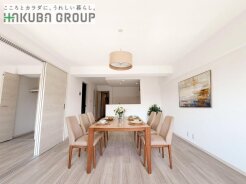 ご家族みんながゆったりくつろげる広々リビング。
※本画像はCGで作成しており、実際に現地に家具は置かれておりません。また、価格に家具は含まれておりません。