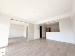 心地よい広がりと、澄んだ空気感の流れる空間。