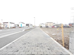 整然とした歩道から広がる、静かで穏やかな街並み