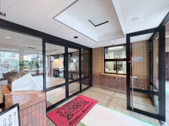 緑を感じるエントランスが、訪れる人を優しく迎えます