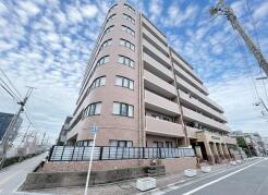 穏やかな空の下、洗練された印象の建物が街並みに調和する