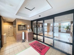 温かみのあるタイルと、開放感あふれるエントランス空間。