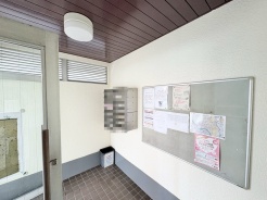 機能的で整理された掲示スペースは、日々の暮らしをサポート