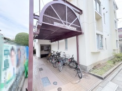 穏やかな緑と、温かな外観が調和する心地よい空間