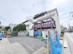 緑豊かな植栽と、穏やかな佇まいが調和する住まい。