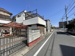 澄み渡る青空の下、静かな街並みが広がる穏やかな風景。