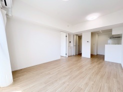 木の温もりと白の清潔感が調和する、心地よい空間。