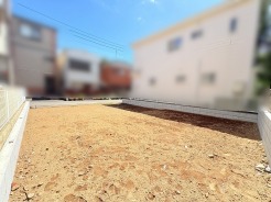 閑静な住宅街の一角にあり、自由な発想で理想の暮らしを描き出せる広々とした更地です。