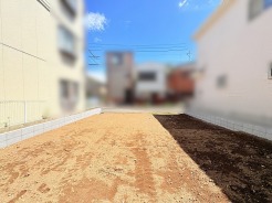 青く澄んだ空を仰ぎながら、自分らしい住まいを自由に描ける開放的な敷地が広がっています。