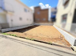 理想の暮らしを自由に描き出せる、すっきりと整った更地の広がりが魅力的な住環境です。