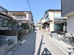 穏やかな日差しが心地よい、静かな住宅街の風景