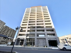 空と建物のコントラストが、洗練された日常を予感させます。