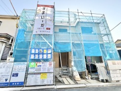 青いシートに包まれた、未来を形作る建築現場