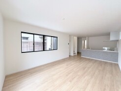 無駄を削ぎ落としたシンプルな空間が、住まう人の個性を引き立てる穏やかな余白を感じさせます。