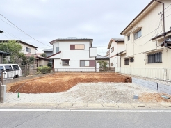 カースペース並列2台、ゆとりある敷地の新築戸建です。