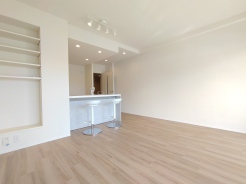 木漏れ日のような暖かな光が、空間に穏やかな広がりをもたらします。