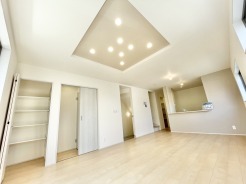 開放感あふれる空間に、心地よい調和が生まれる。