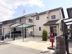 住まいの外観に調和する、落ち着きある佇まい。