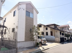 青空の下、心地よい風を感じる穏やかな街並み