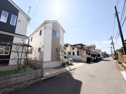 穏やかな日差しが心地よい、落ち着いた街並みに佇む邸宅。