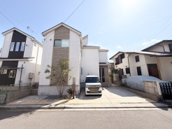 青空の下、穏やかな時間が流れる住まい。