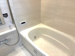 清潔感あふれる空間で、心地よいバスタイムを