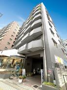 開放感のあるバルコニーと洗練された外観が魅力的な住まい