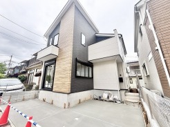 異素材を組み合わせたモダンな外観が、街並みに洗練された調和をもたらしています。
