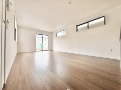 余計な装飾を削ぎ落としたシンプルな空間が、住まう方の感性に寄り添い、暮らしの自由度を広げてくれます。