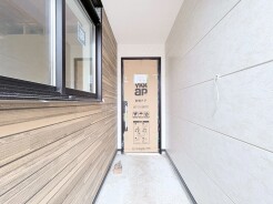 素材感あふれる壁と、洗練された窓辺が心地よい空間を演出。