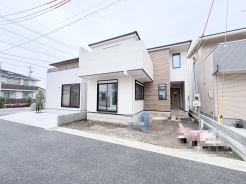 モダンなデザインと温かみのある素材が調和する住まい