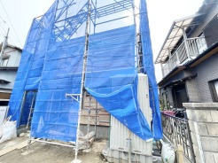 青いシートに包まれ、新たな表情へと生まれ変わる家