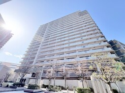 青空の下、太陽の光を浴びて輝く、開放感あふれる住まい