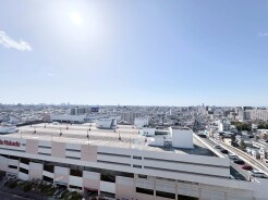 広がる街並みを望む、開放感あふれる日々。