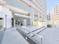 洗練されたエントランスが、住まう方の日常に確かな風格をもたらします。