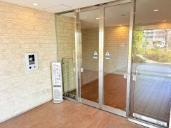 オートロック付きのエントランスです