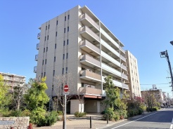 公園や自然が豊かな住宅街の築浅マンションです。