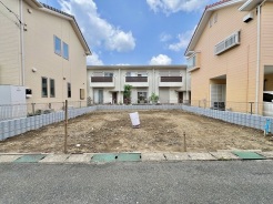 閑静な住宅街の一角にあり、理想の暮らしを描くための落ち着いた広がりに包まれた敷地です。