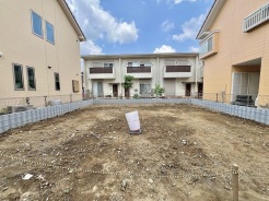 周辺環境と調和する穏やかな街並みに位置し、理想の住まいを叶えるための伸びやかな空間が広がっています。