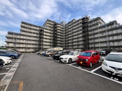 ゆとりある敷地が日々の暮らしに安心感をもたらし、落ち着いた住環境が整う穏やかな外観です。
