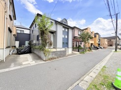 車通りの少ない閑静な住宅地、のびのびした子育てに適します。