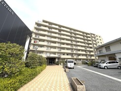 緑とベージュのタイルが調和する、落ち着きあるエントランス。