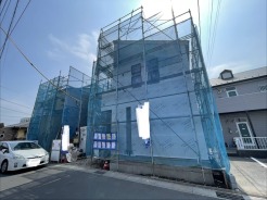 空の青と建材の白が織りなす、未来への期待感。