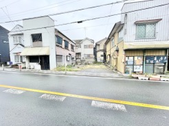 静かな街並みに馴染む、落ち着きのある佇まい。