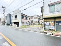 穏やかな街並みに馴染む、落ち着いた雰囲気の建物。