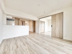 木目の柔らかな風合いが心地よく、日々の暮らしに穏やかな調和をもたらしてくれる落ち着いた空間です。